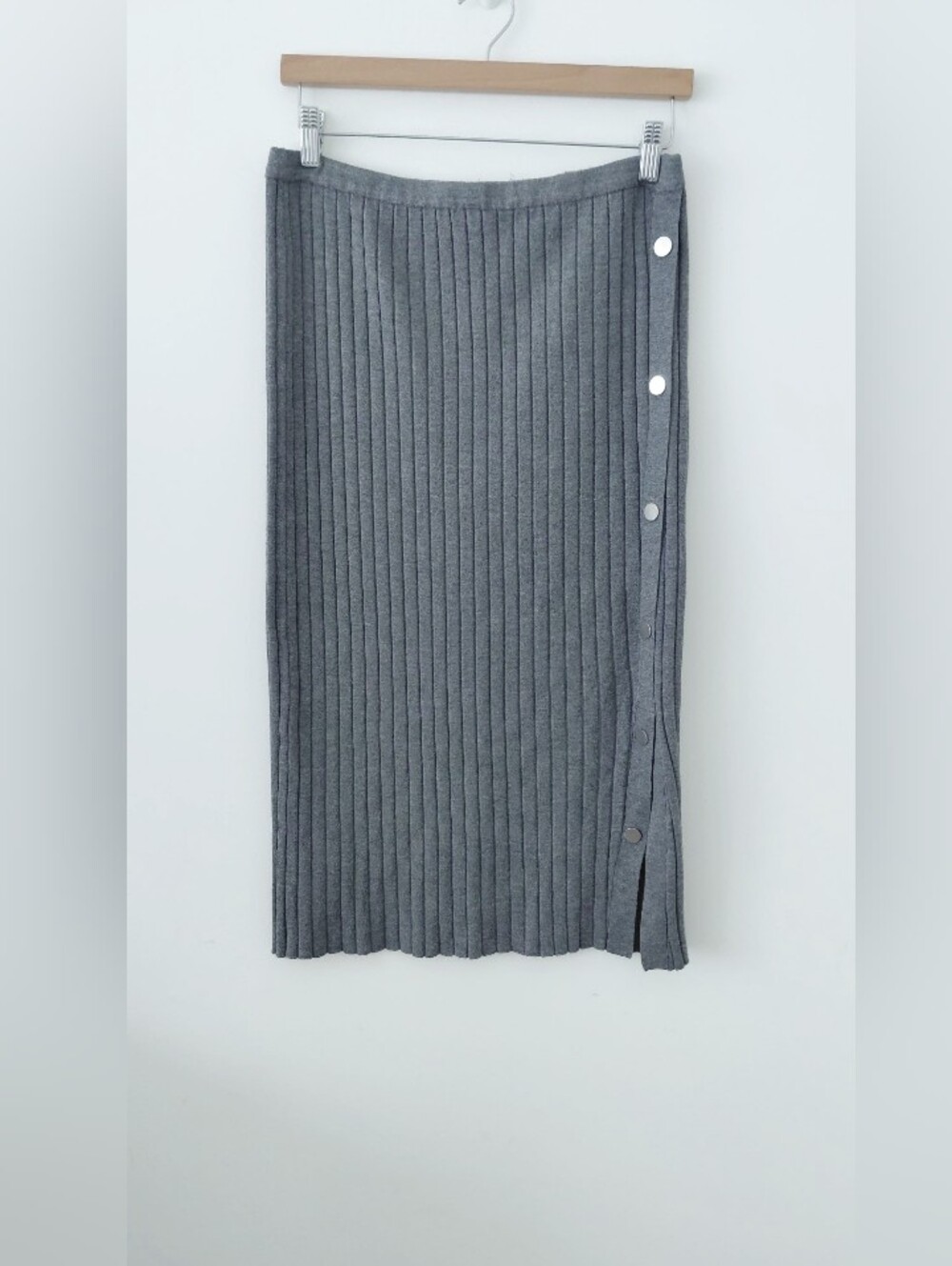 Scarlett Ribbed Button-Trim Midi Skirt - Gray